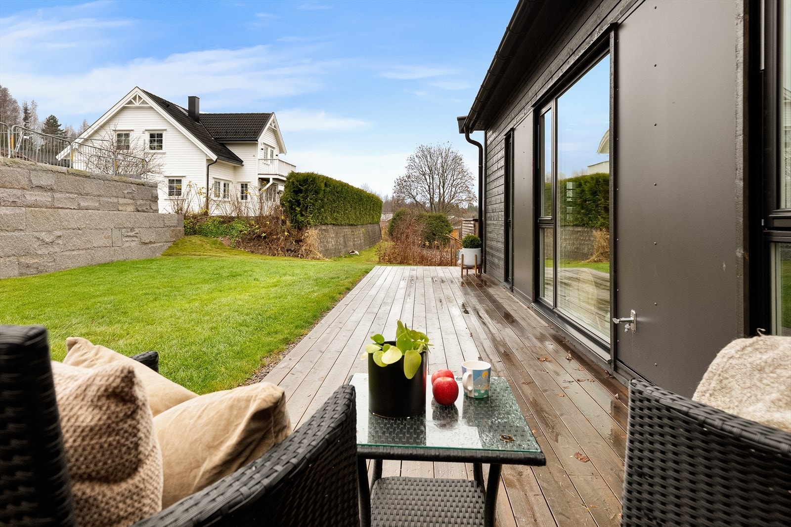 Hagen er lettstelt med pent planareal, hekk, terrasse og lekker granitt steinmur med plantestripe. Galleribilde