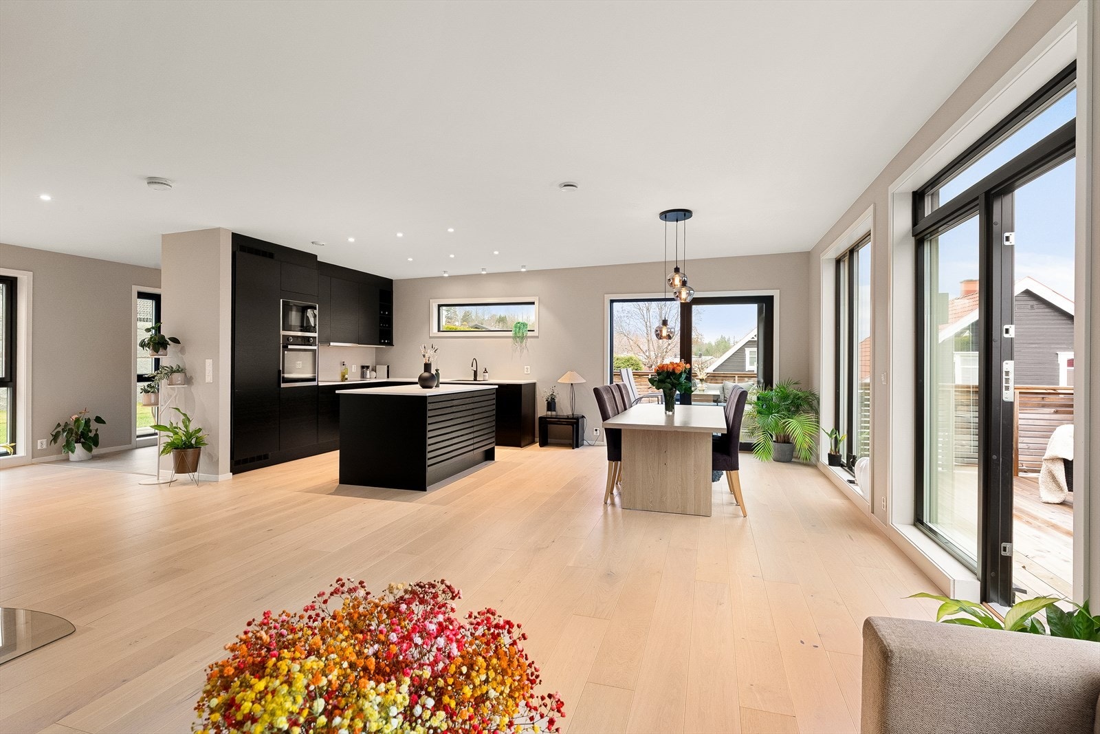 Kai Olav Ryen v/EiendomsMegler 1 har gleden av å ønske velkommen til hyggelig visning av Nedre Badstuvegen 25! Galleribilde