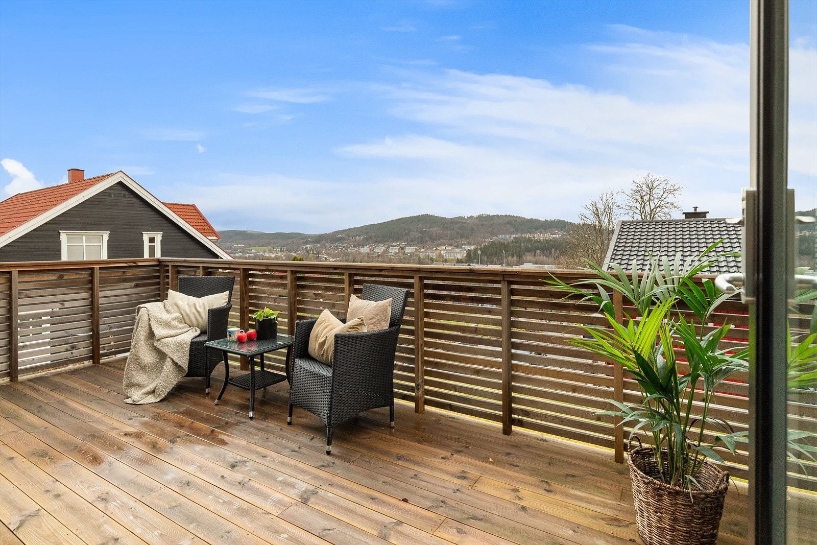 Boligen har både en stor balkong og terrasse med plass til forskjellig utemøblement, grill og beplantning. Galleribilde