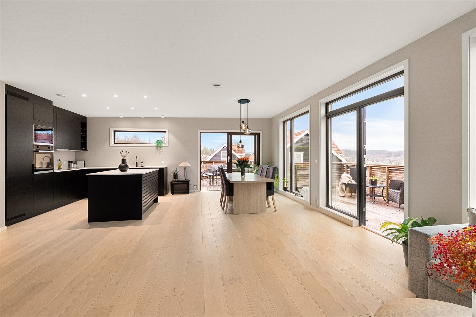 Nyere, moderne og meget lekker funkisbolig på 149 m2 (BRA) med flotte utsiktsforhold og ettertraktet beliggenhet i Lia! Galleribilde