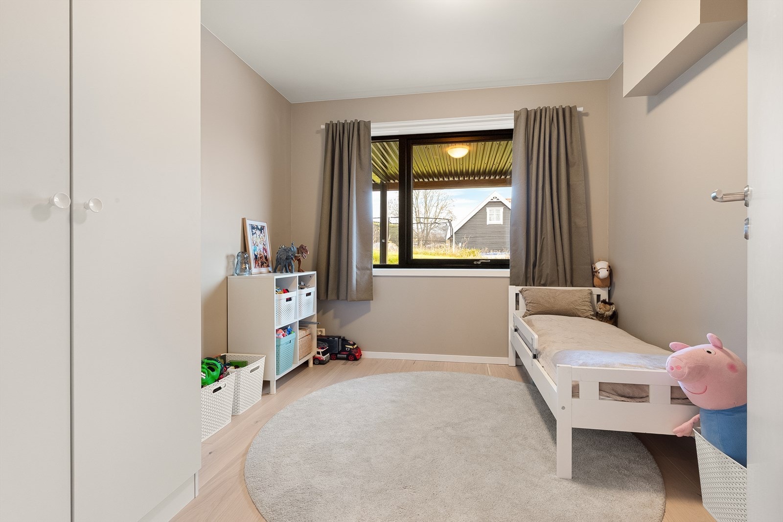 Soverom 3: Flott soverom som fungerer perfekt som et barne-/lekerom, gjesterom, kontor eller en kombinasjon av disse. Galleribilde