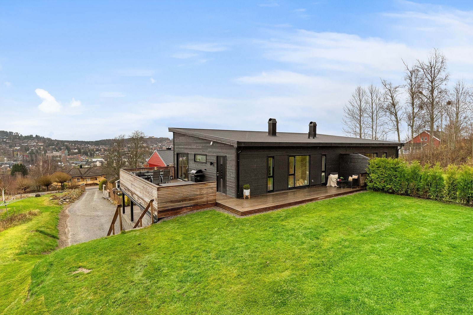 Boligen ligger på en opphøyet, lettstelt tomt med utsikt mot Kongsvinger festning. Galleribilde