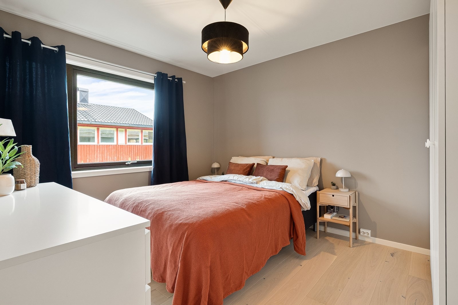 Soverom 1: Fint hovedsoverom med plass til stor dobbeltseng, nattbord og garderobeløsning. Galleribilde