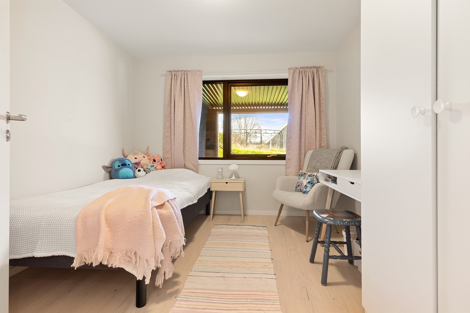 Soverom 2: Fint soverom av god størrelse med plass til dobbeltseng, nattbord, garderobeinnredning og annet møblement. Galleribilde