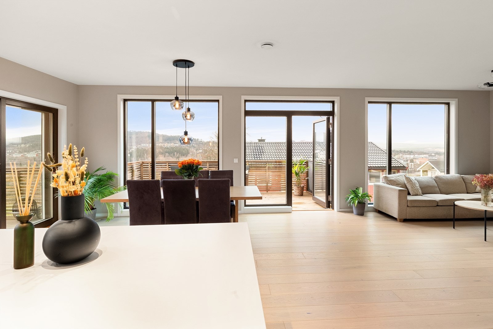 Her er det en herlig utsikt mot byen fra stue og kjøkken. Galleribilde