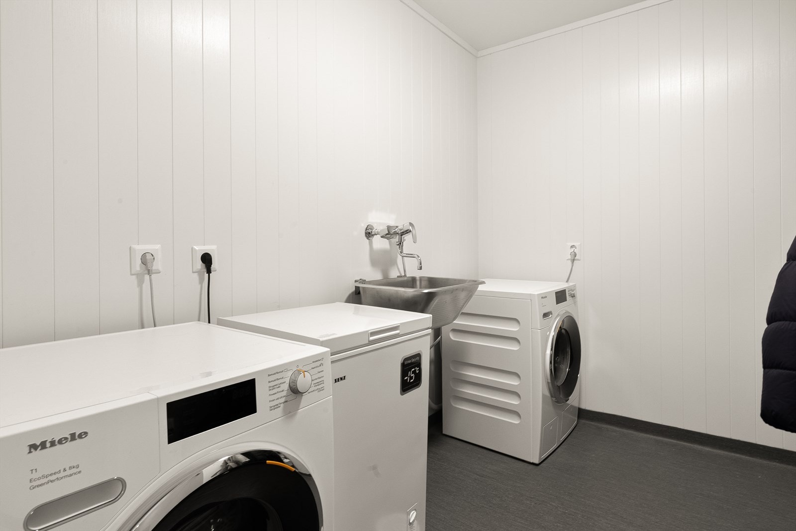 Flott vaskerom hvor man kan innrede med vaskeromsinnredning. Her er det opplegg til vaskemaskin og tørketrommel, samt plass til en ekstra fryser ved behov. Galleribilde