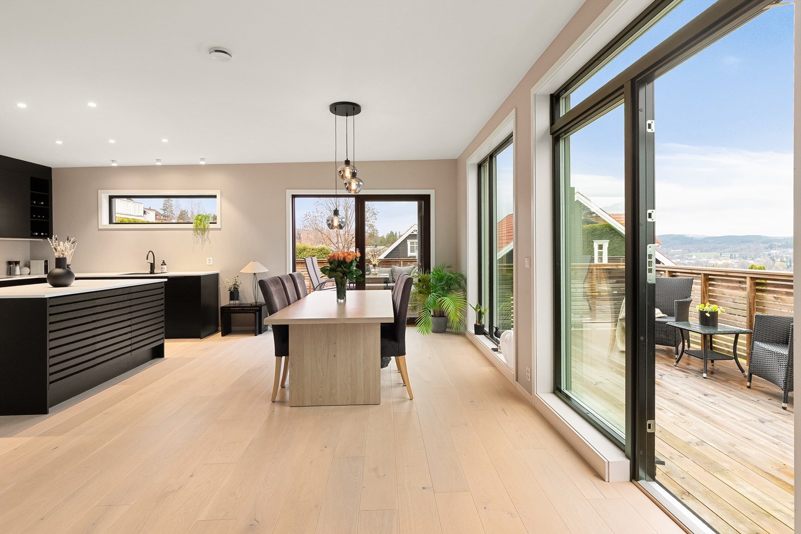 Boligen har en gjennomgående god kvalitet og standard og er midt i blinken for deg som vil flytte rett inn i en fiks ferdig bolig! Galleribilde