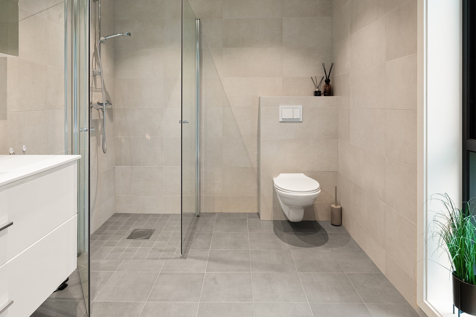 Boligen har to innbydende baderom, ett i hver etasje! Galleribilde