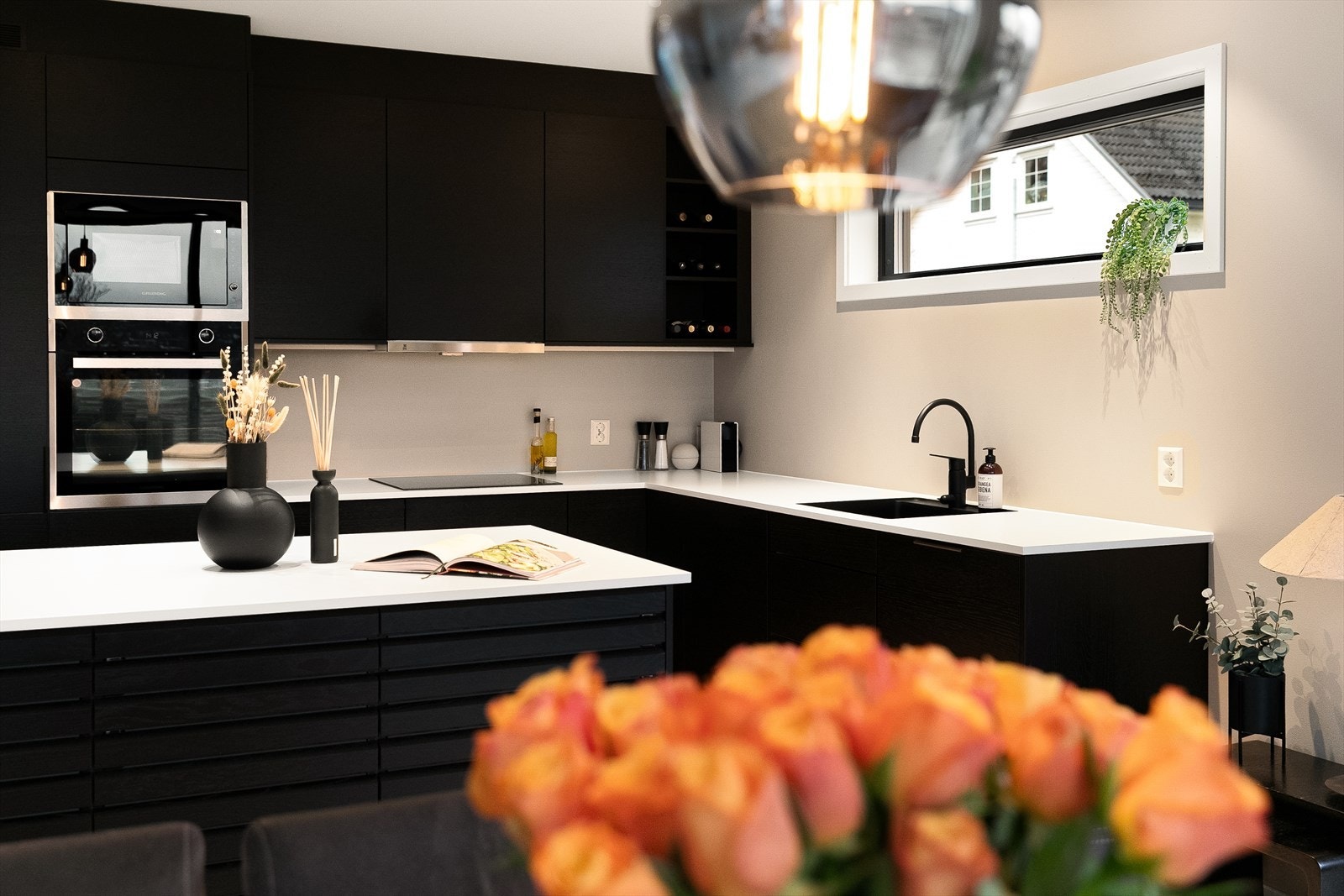 Kjøkkeninnredningen er utstyrt med belysning under overskap, komfyrvakt, samt helintegrerte hvitevarer som induksjonsplatetopp, stekeovn, mikrobølgeovn, oppvaskmaskin, kjøle-/fryseskap og slimline ventilatorhette fra Røroshetta. Galleribilde