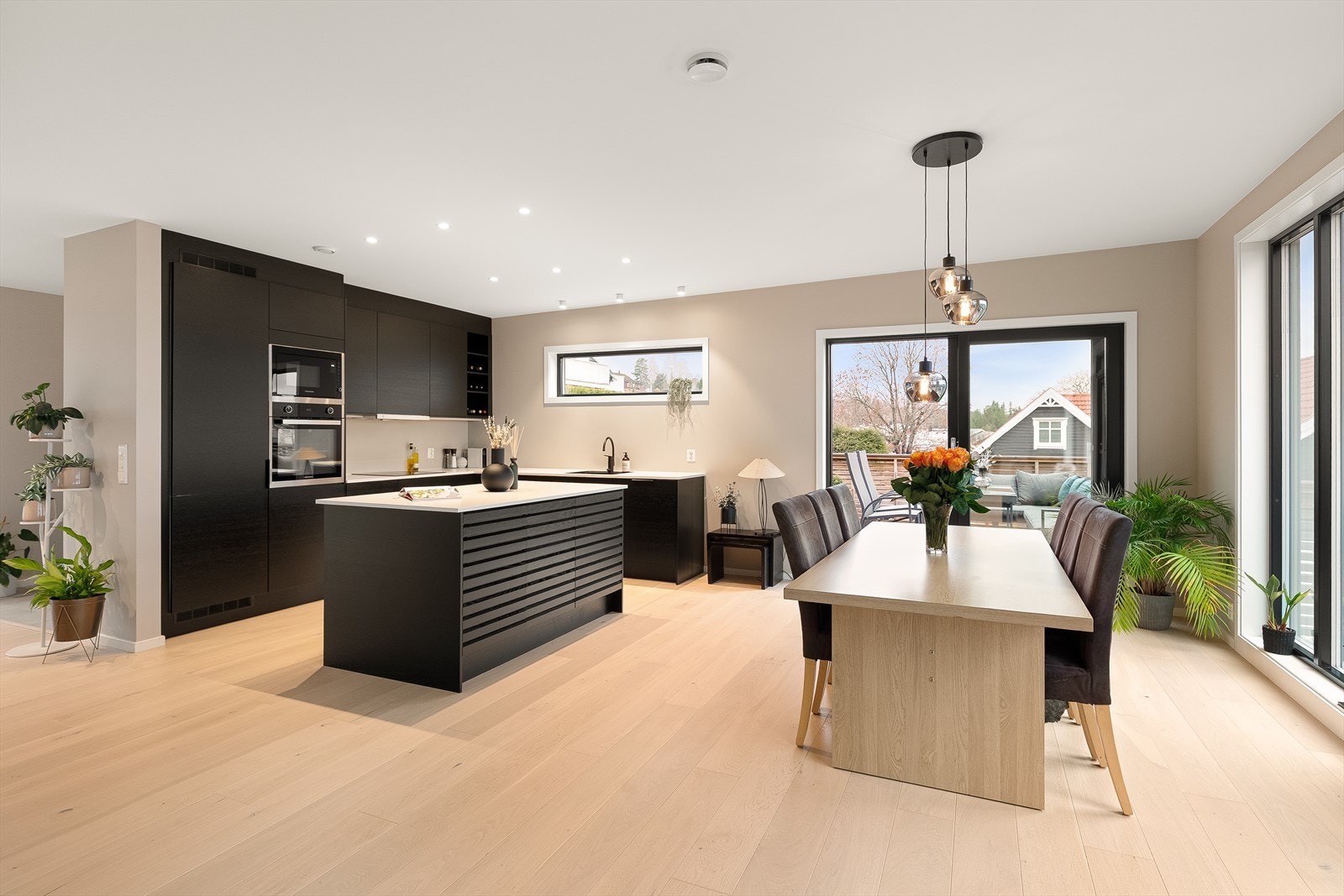 Kjøkkeninnredningen har gode oppbevaringsmuligheter i under- og overskap, samt i stor kjøkkenøy! Galleribilde