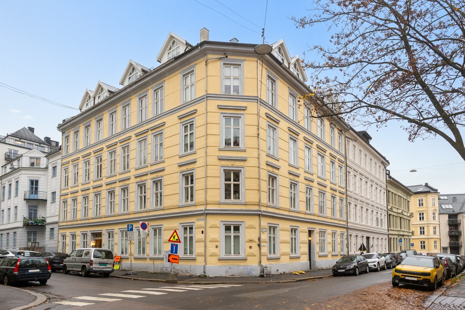 En flott bygård med massevis av sjarm. Beliggende midt i Oslo, samtidig som det er nokså stille og rolig. Galleribilde