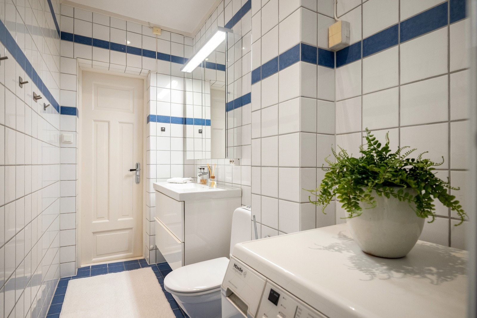 Badet er oversiktlig, og enkelt å holde rent. Badet har også opplegg for vaskemaskin. Galleribilde