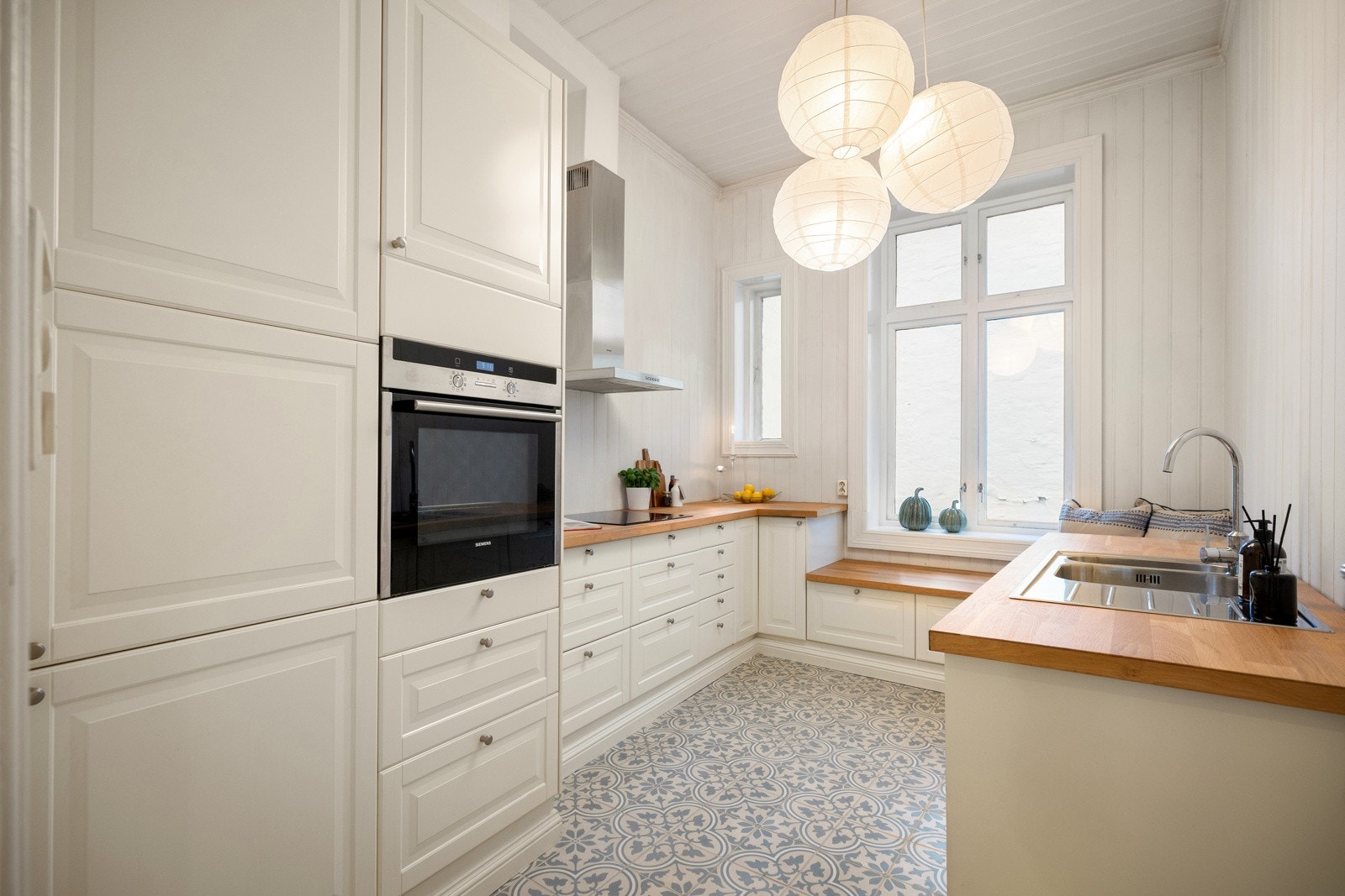 Kjøkkenet har en praktisk og elegant innredning fra 2014 Galleribilde