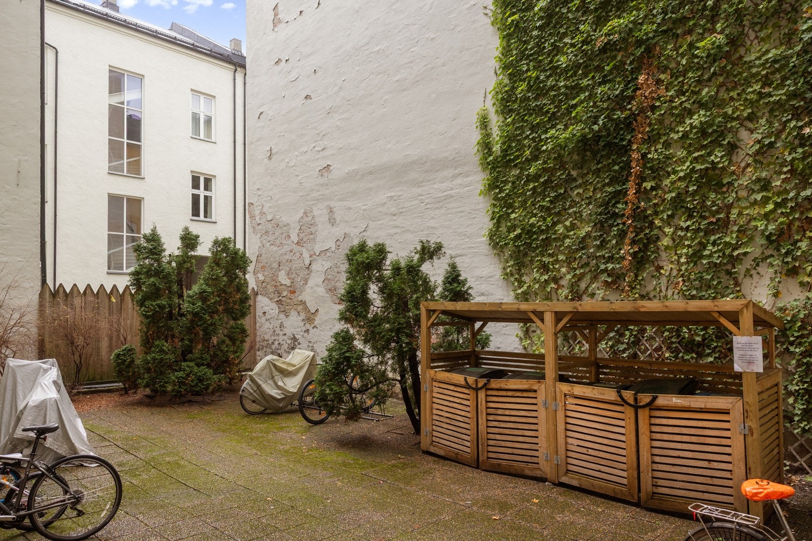 Godt vedlikeholdt og ryddig bakgård. Galleribilde