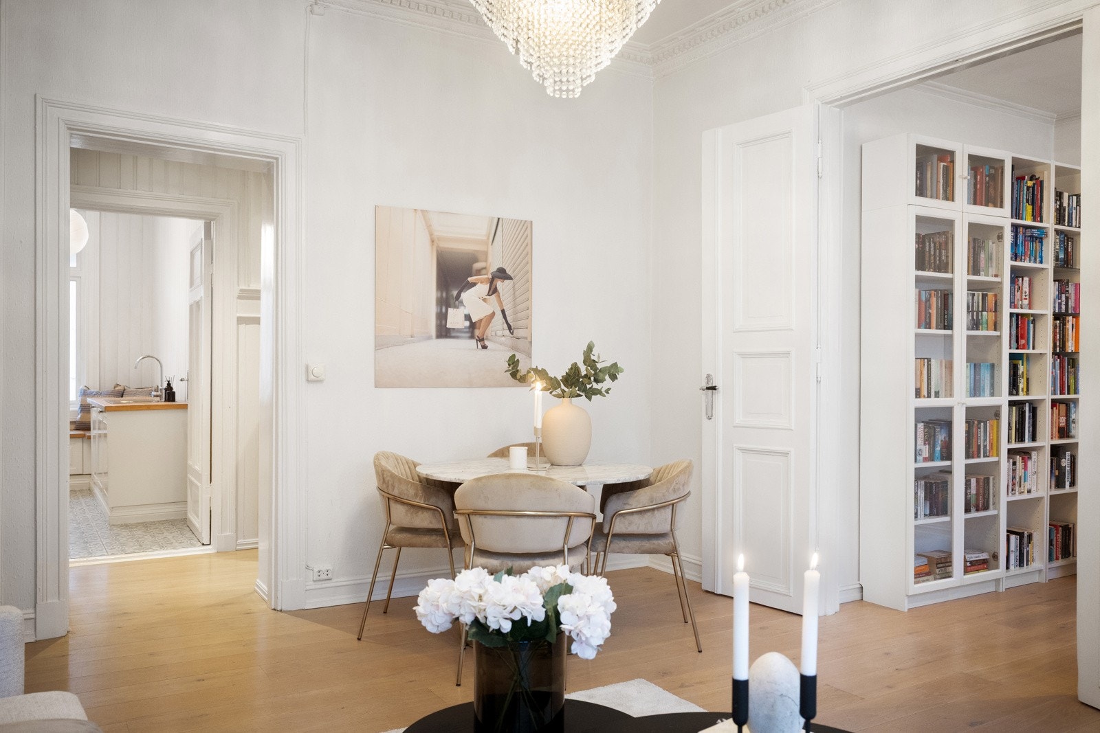 Naturlig plass for spisebord med tilhørende stoler Galleribilde