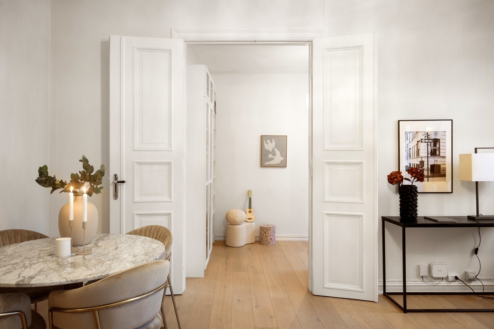 Det er også doble fløydører som viser leilighetens originale detaljer Galleribilde