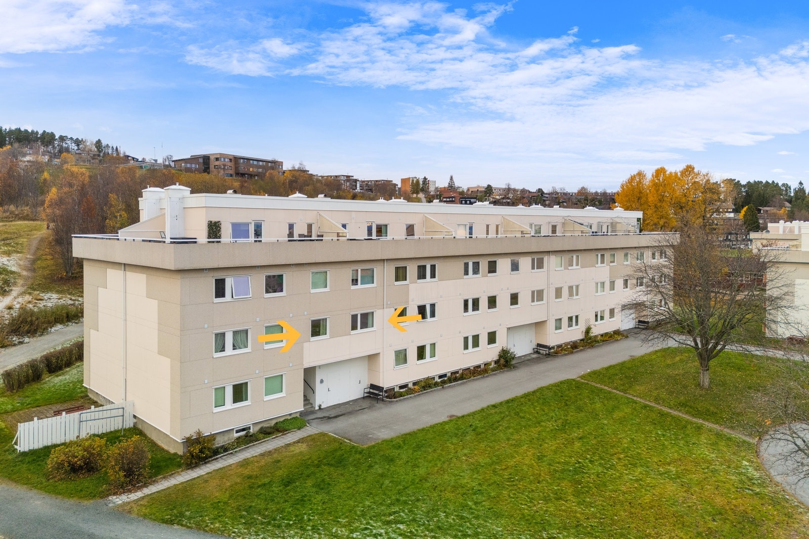 Leiligheten ligger ypperlig til i 2.etasje, godt skjermet for trafikkerte gater, og vendt ut mot plenarealet i god distanse til neste bygg. Galleribilde