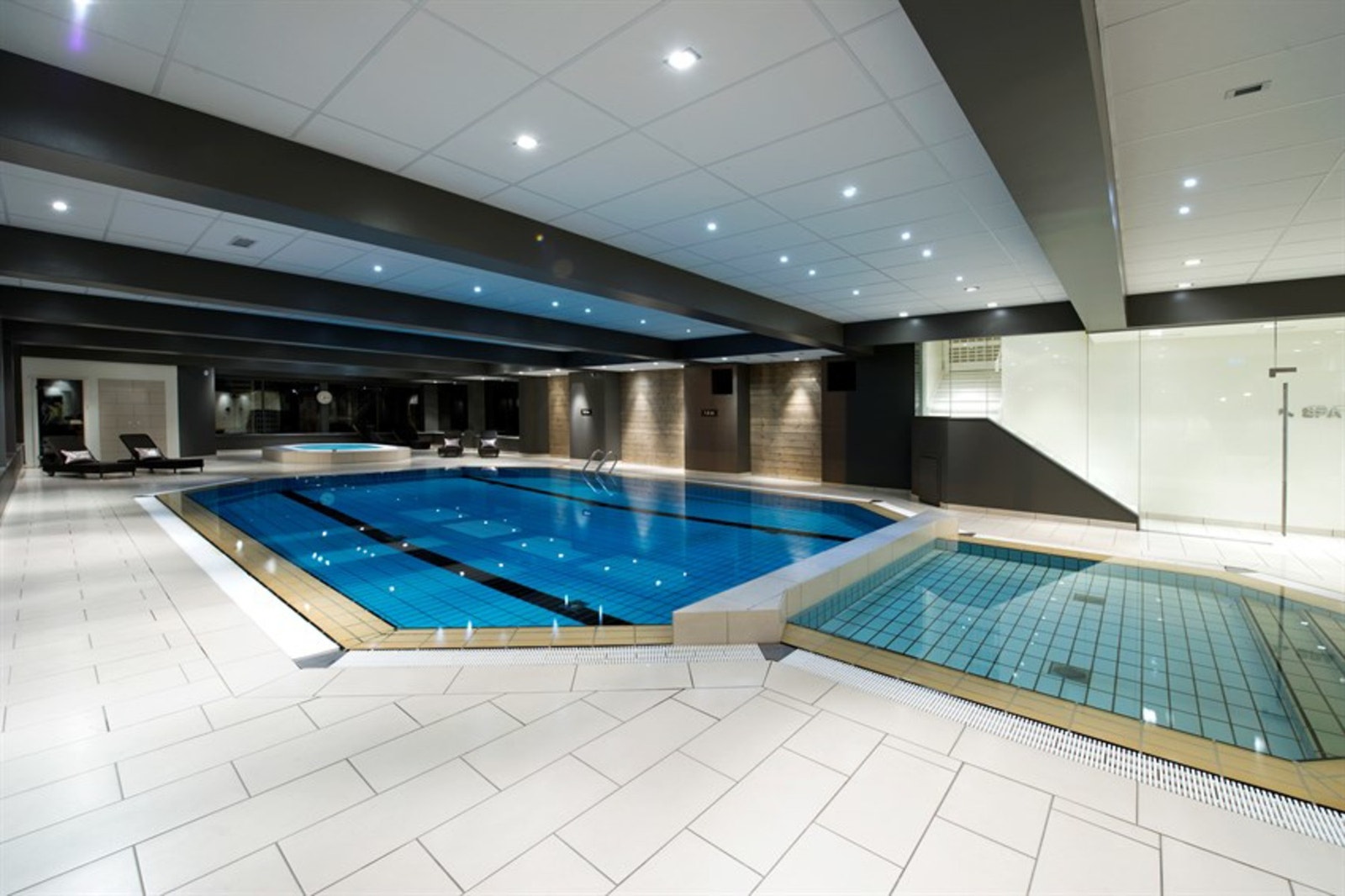 Ta deg en dukkert i bassenget, etterfulgt av jacuzzi og sauna Galleribilde