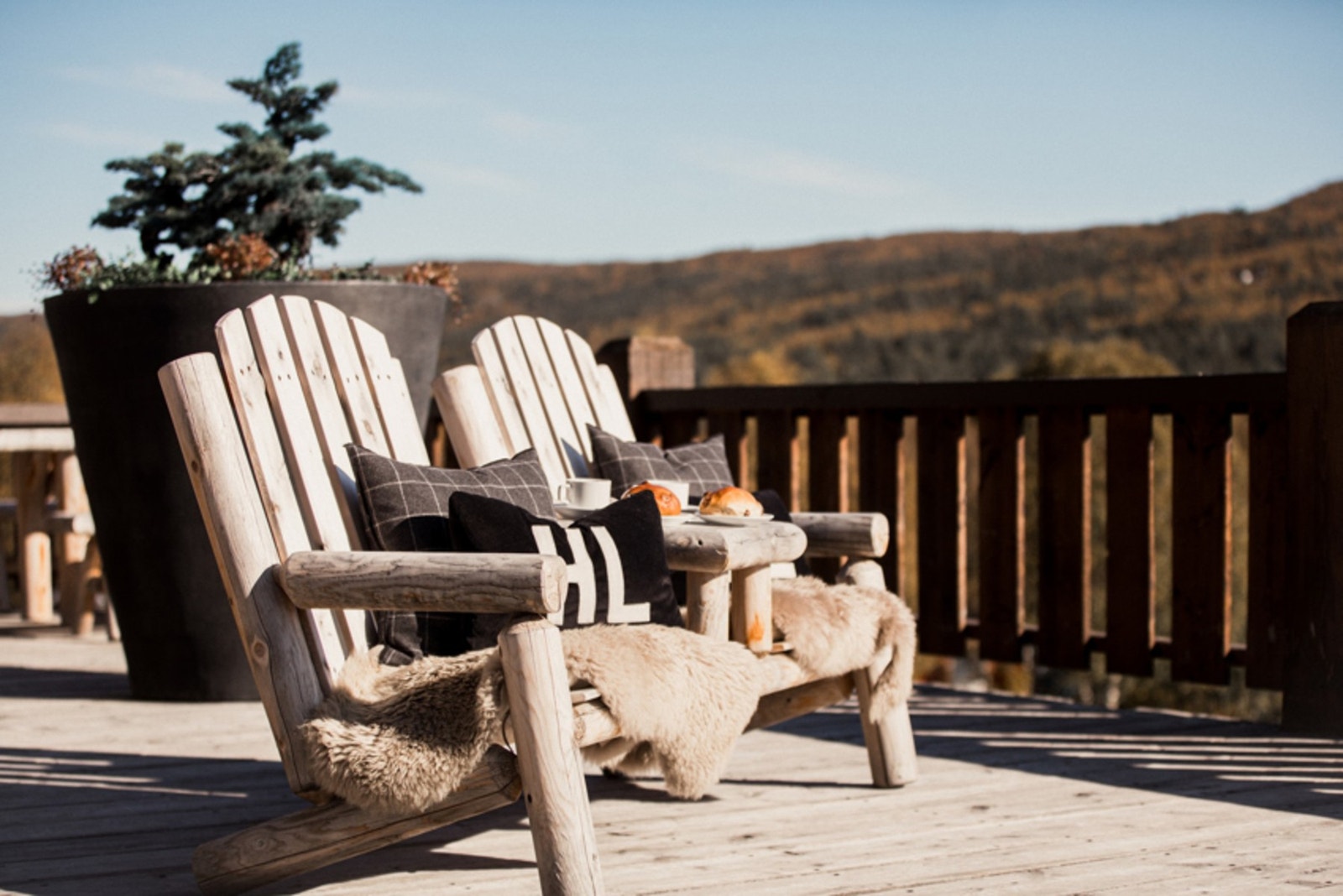 Utenfor loungen finner man en stor og åpen terrasse, perfekt til å nyte kaffe og bakst i solen Galleribilde