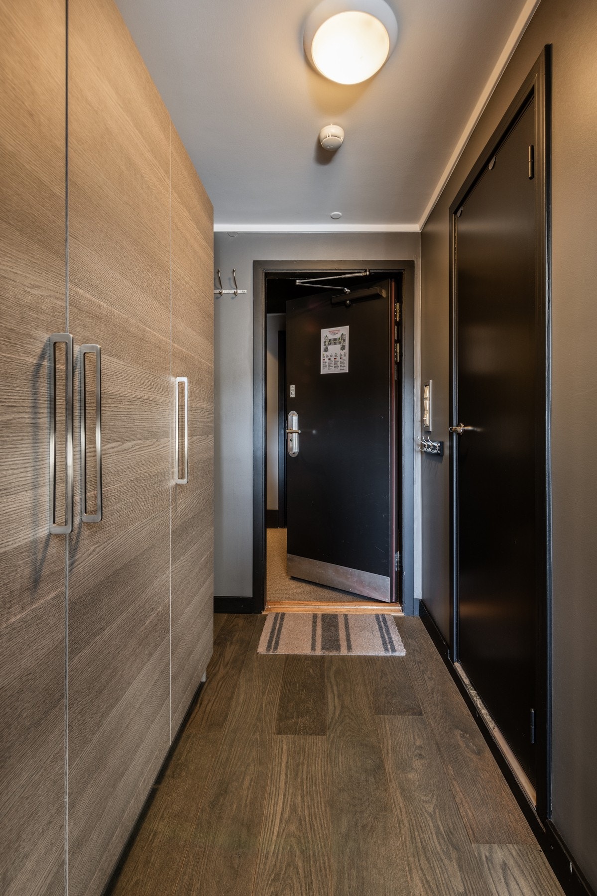 Store garderobeskap i entré Galleribilde