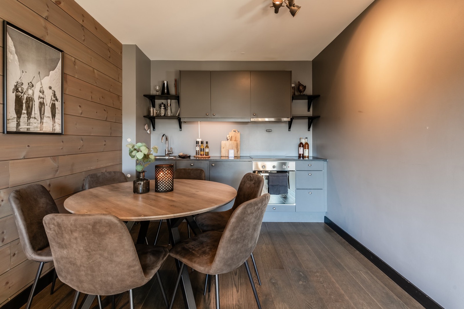 Kjøkken med det man trenger for å trylle frem de lekreste retter Galleribilde