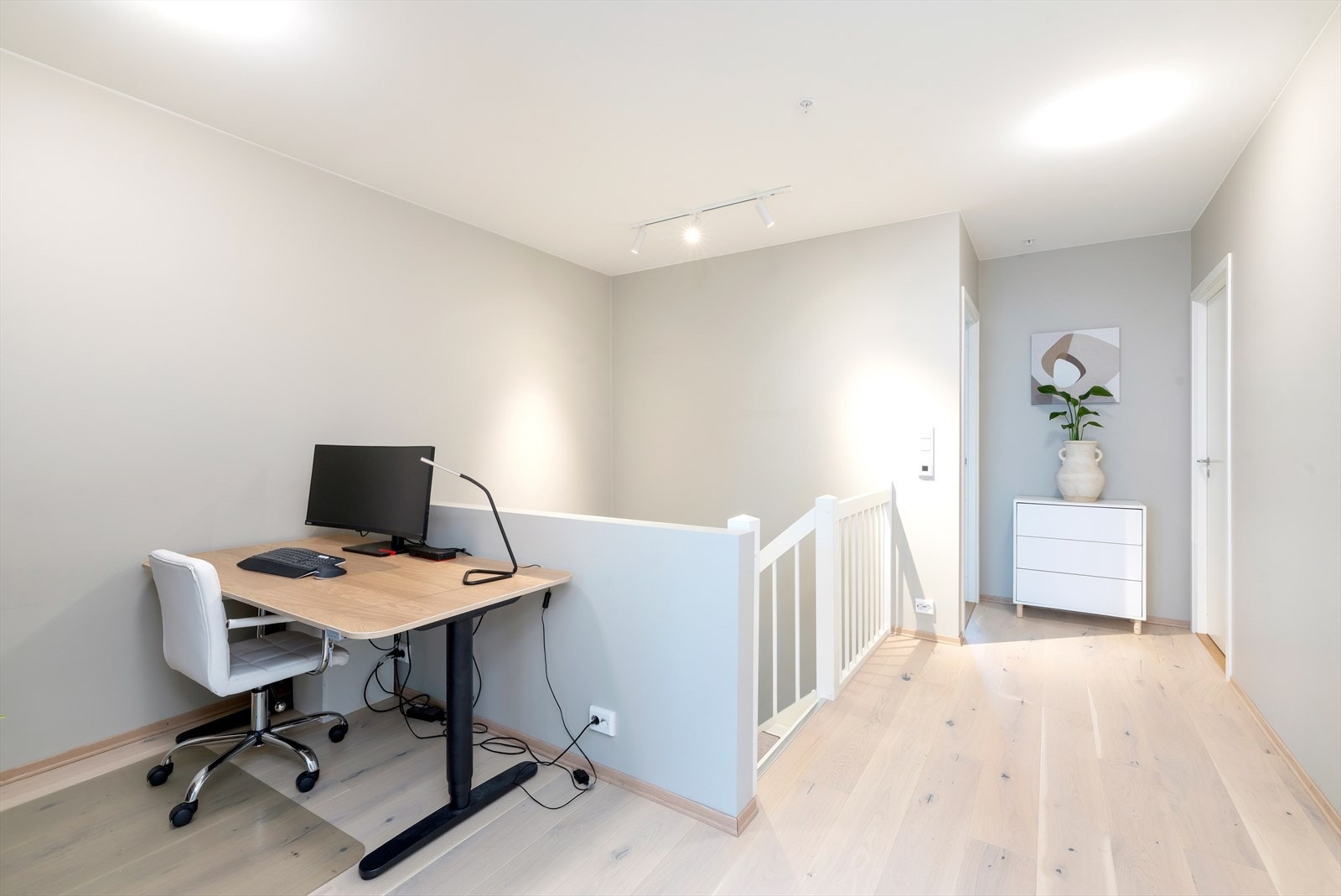 I overetasjen er det god plass til hjemmekontorløsning i forbindelse med gang. Galleribilde