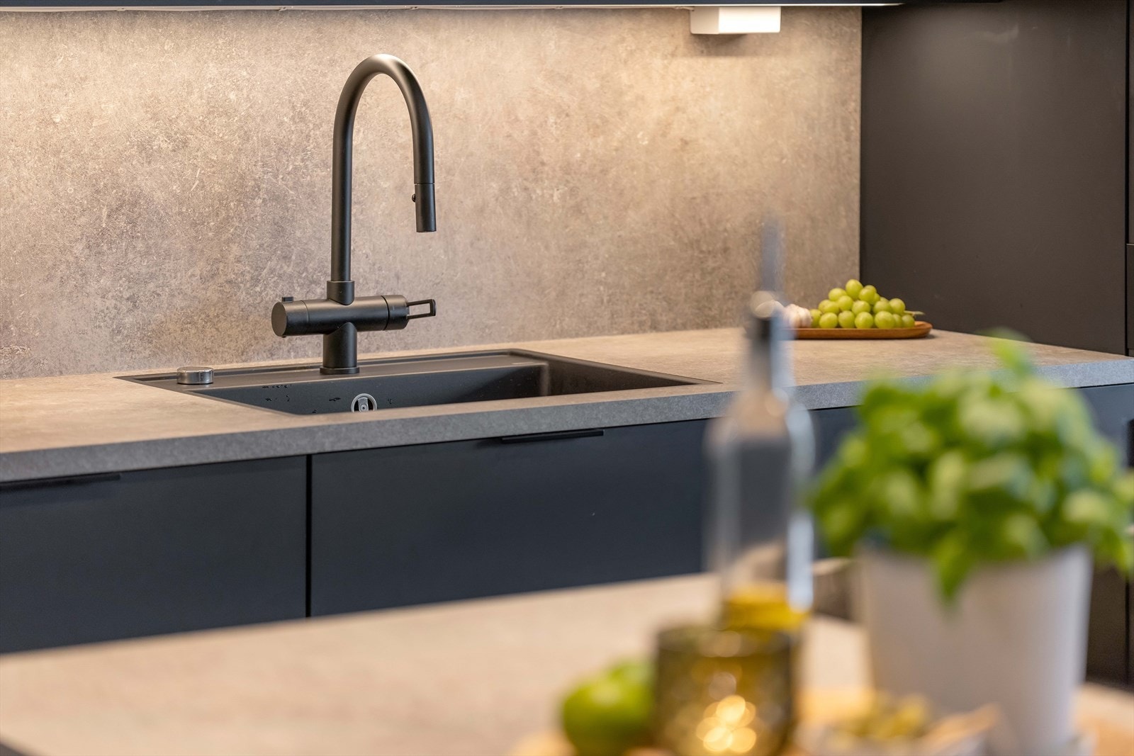 Kjøkkenet framstår som pent og moderne med rette linjer og et røfft preg. Galleribilde