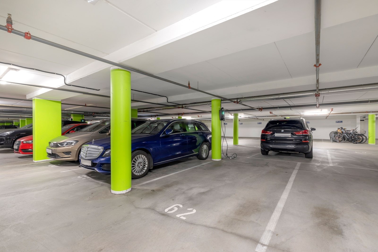 Det medfølger to garasjeplasser i felles lukket garasjeanlegg. Galleribilde