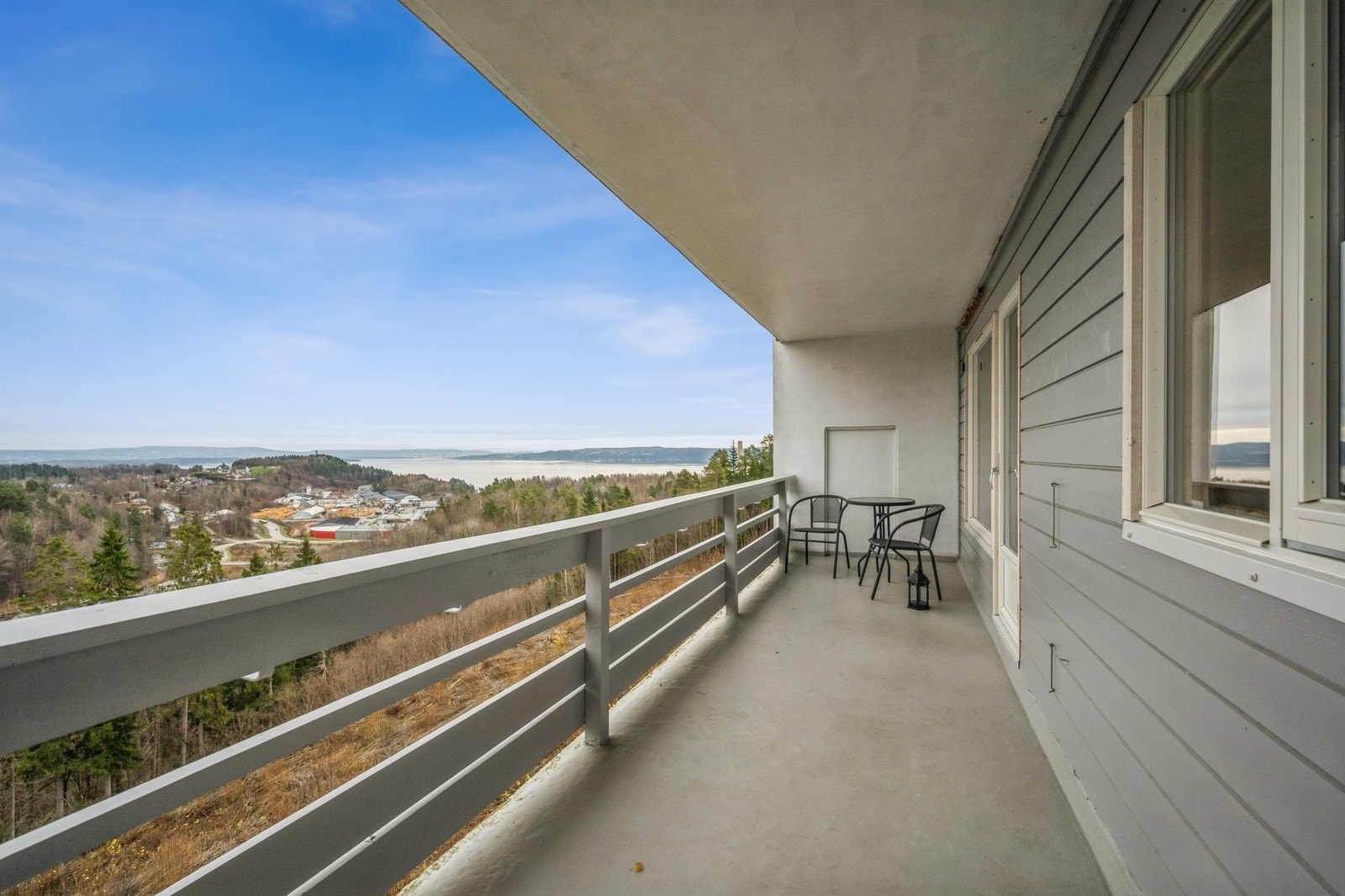 Stor balkong med god plass til møbler og flott utsikt. Galleribilde