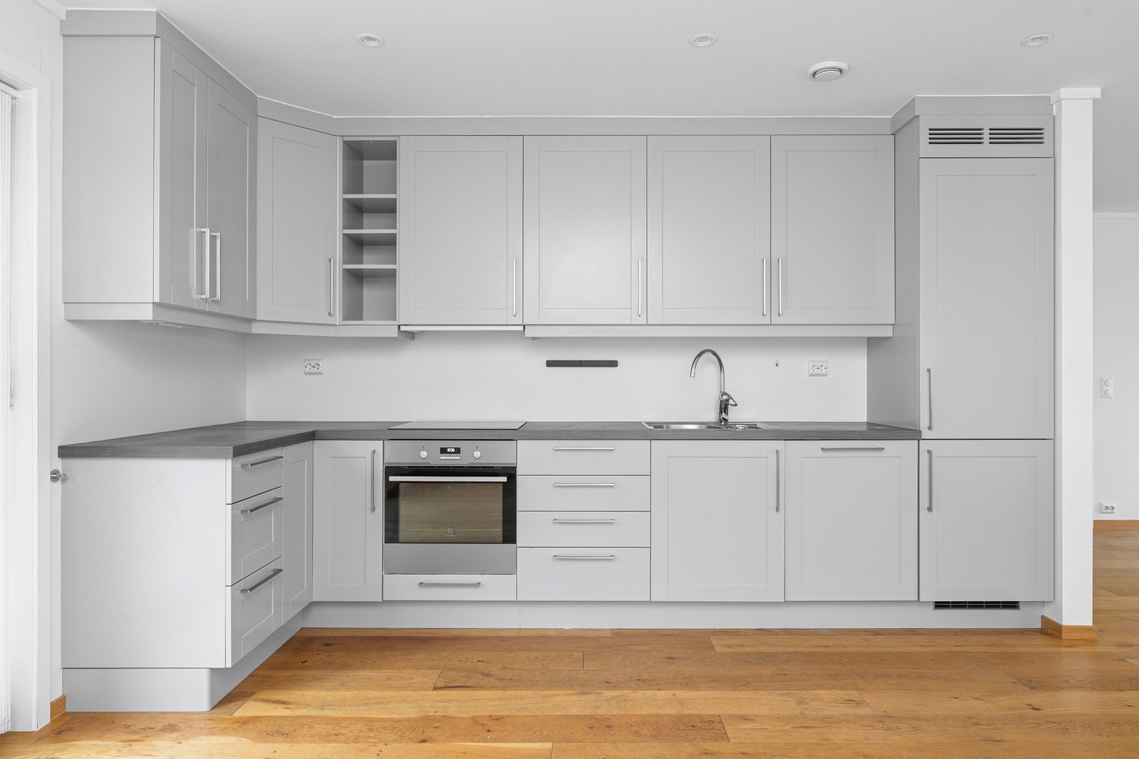 Kjøkken med innredning fra Strai - integrerte hvitevarer medfølger Galleribilde