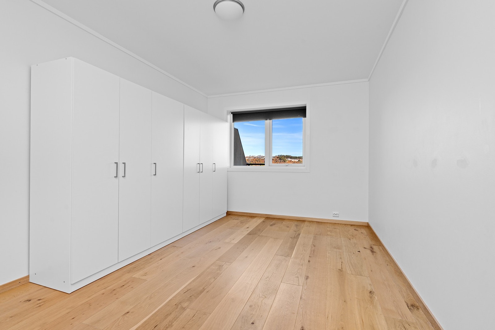 Hovedsoverom med garderobeskap Galleribilde