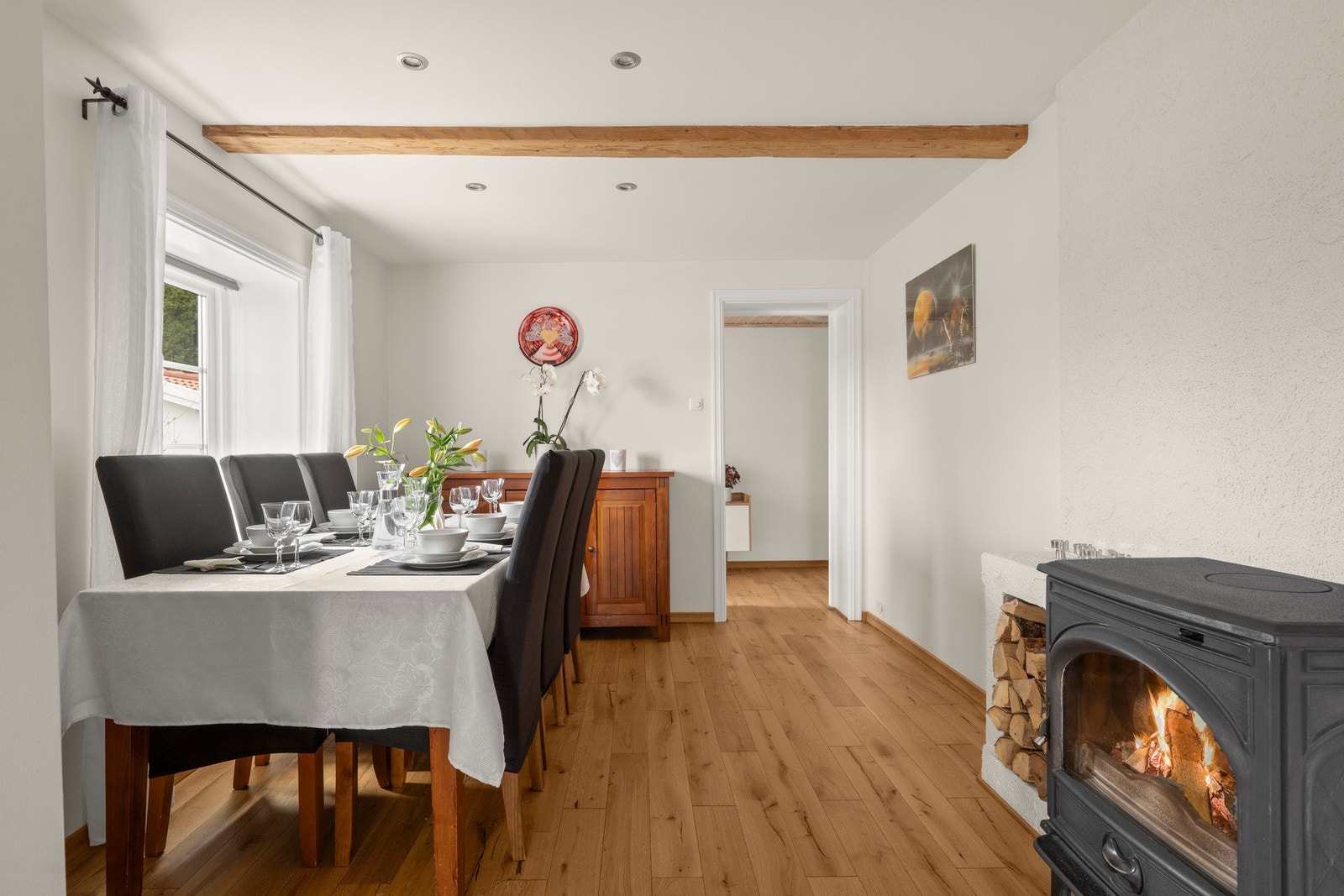 Det er montert en vedpeis som et alternativ oppvarmingskilde i tillegg til dagens løsning Galleribilde