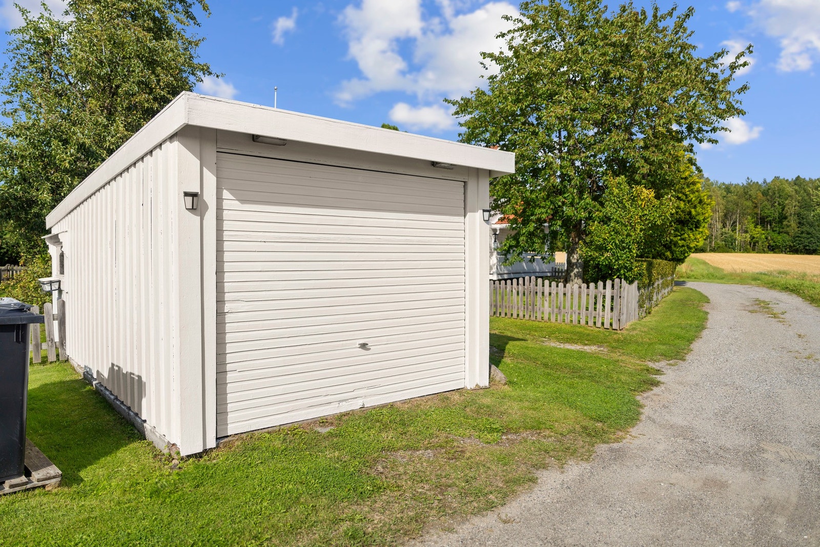 I tillegg til garasjen, er det gode parkeringsmuligheter på egen tomt Galleribilde