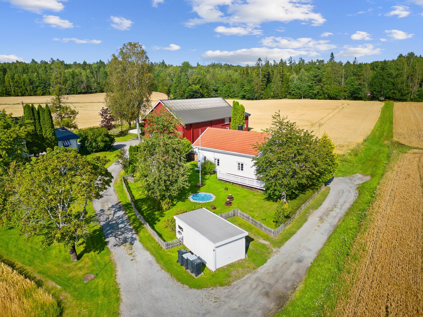 Eiendommen ligger landlig til med kort avstand til hovedårer og nærhet til blant annet Ski sentrum Galleribilde