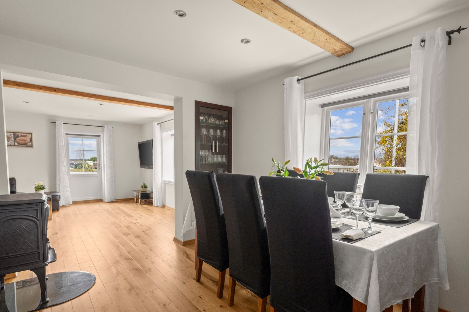 Fra stuen er det utgang til terrasse med flotte lys- og solforhold! Galleribilde