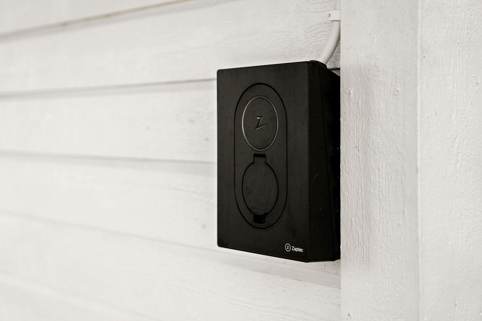 Det er montert elbil lader på boligfasaden Galleribilde