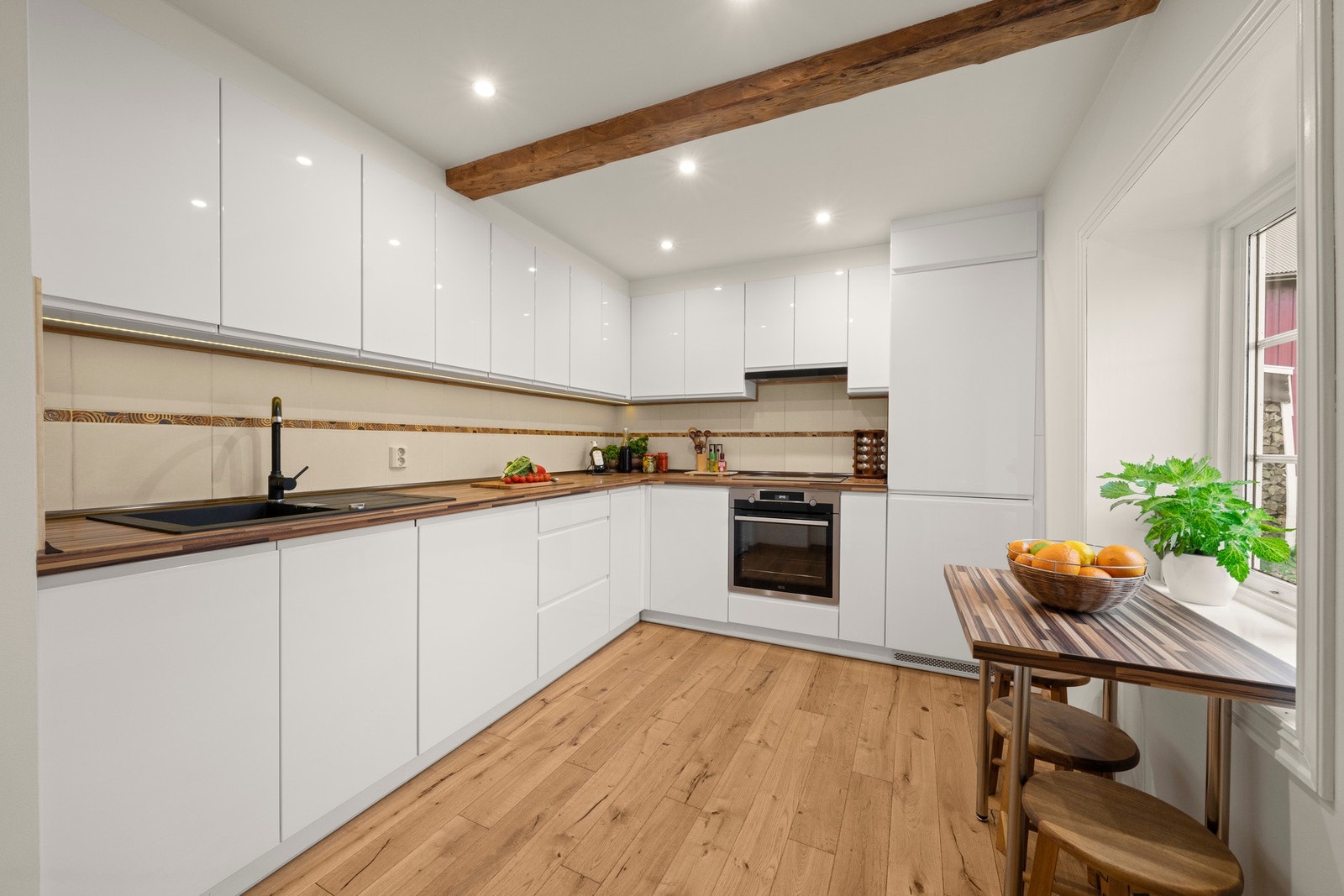 Delikat kjøkken fra 2018 med integrerte hvitevarer Galleribilde