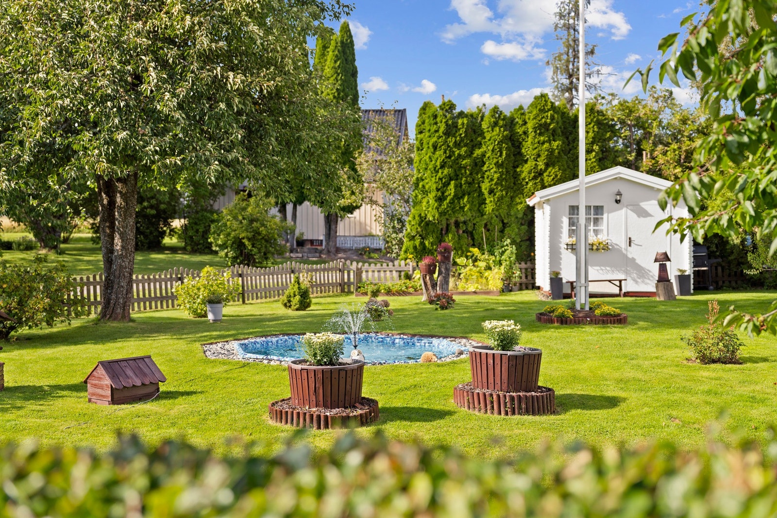 Boligen har ny drenering fra 2007 og ble tilknyttet offentlig vann og avløp i 2004 Galleribilde