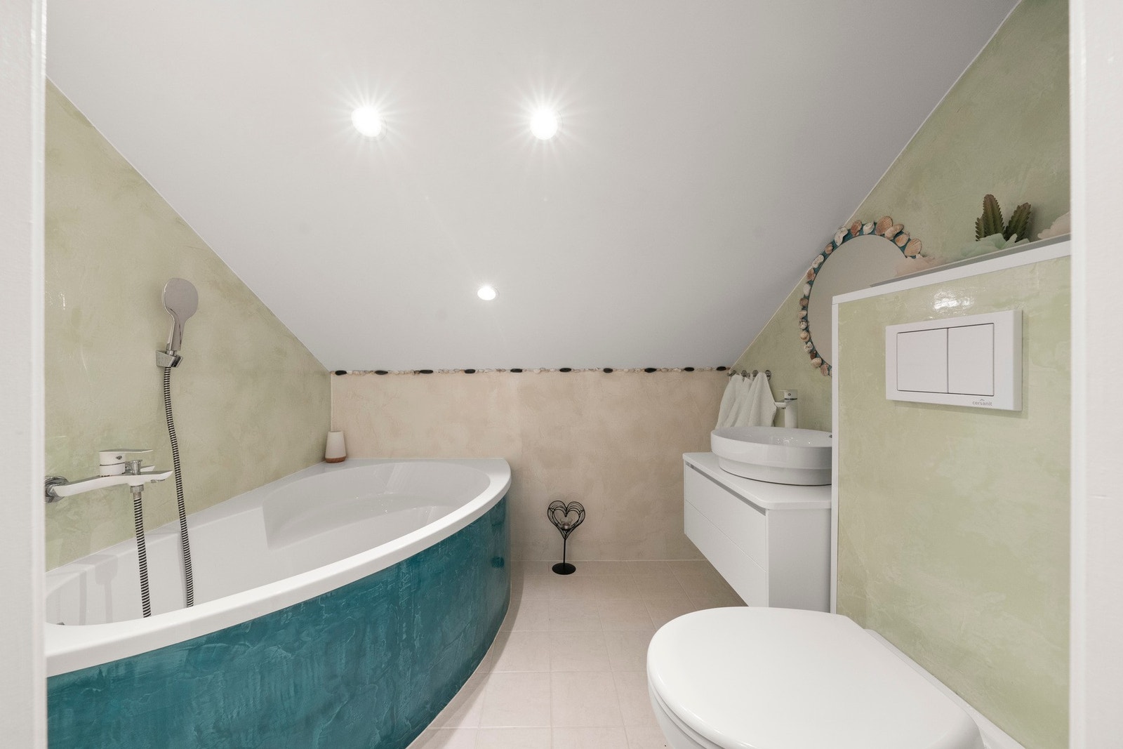 Baderom er delvis oppgradert med bl.a varmekabler i gulv og mikrosement på vegg i 2018 Galleribilde