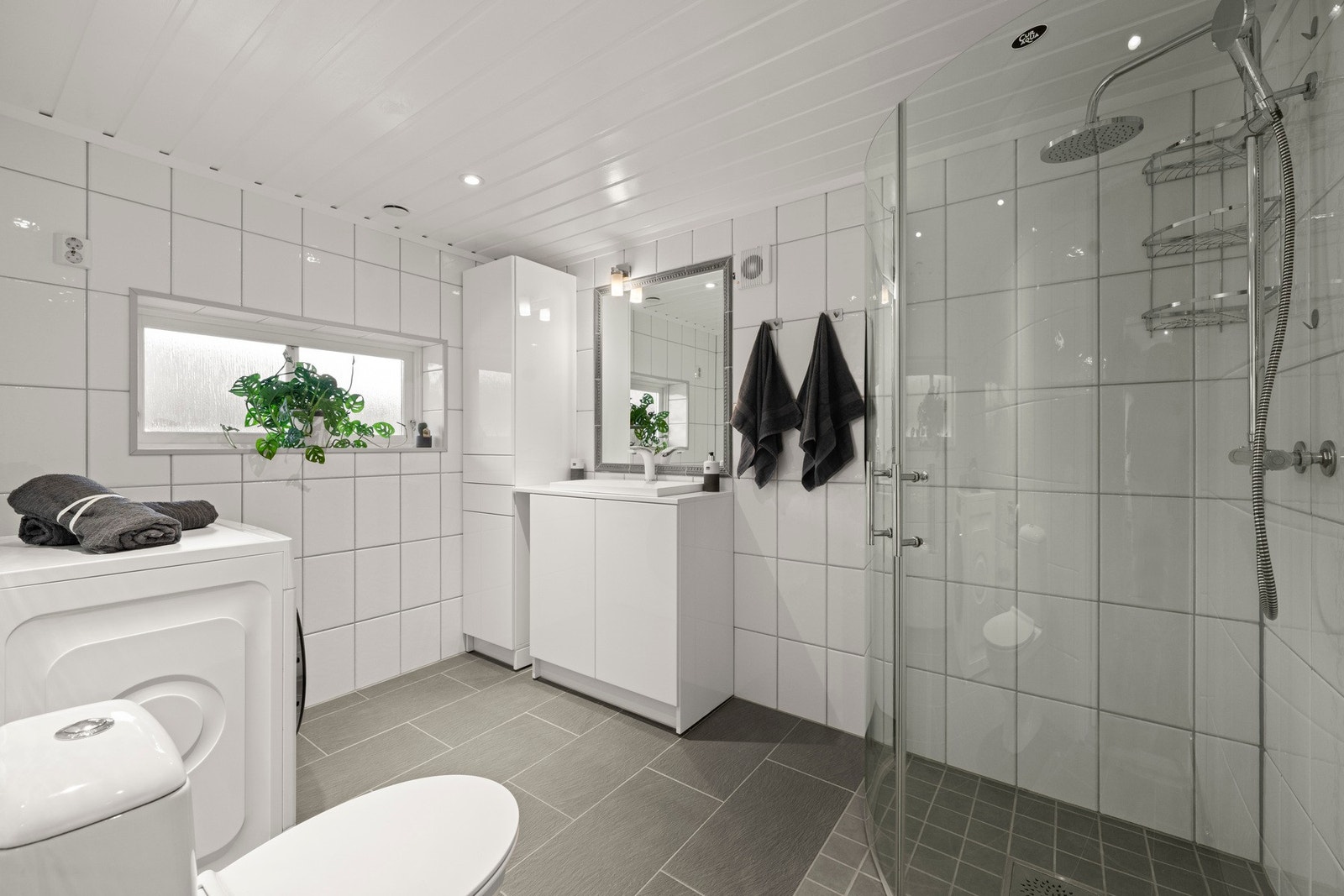 Pent flislagt baderom med varmekabler i gulv Galleribilde