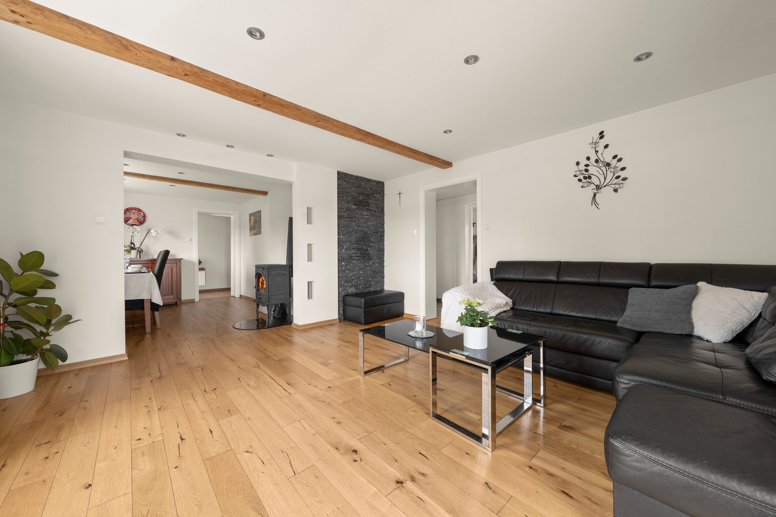 Her kan praten om hverdagen foregå i spisestua mens barna koser seg i stua med en god film - uten forstyrrelser Galleribilde