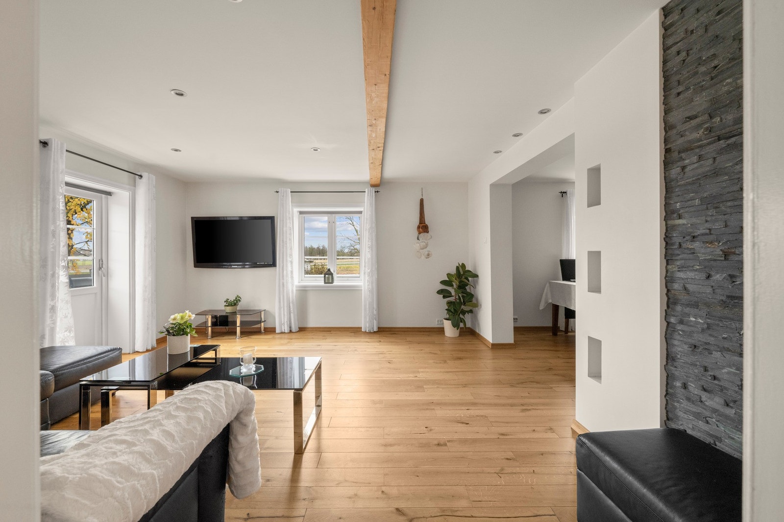 Romslig stue med spisestue oppleves som et naturlig samlingspunkt Galleribilde