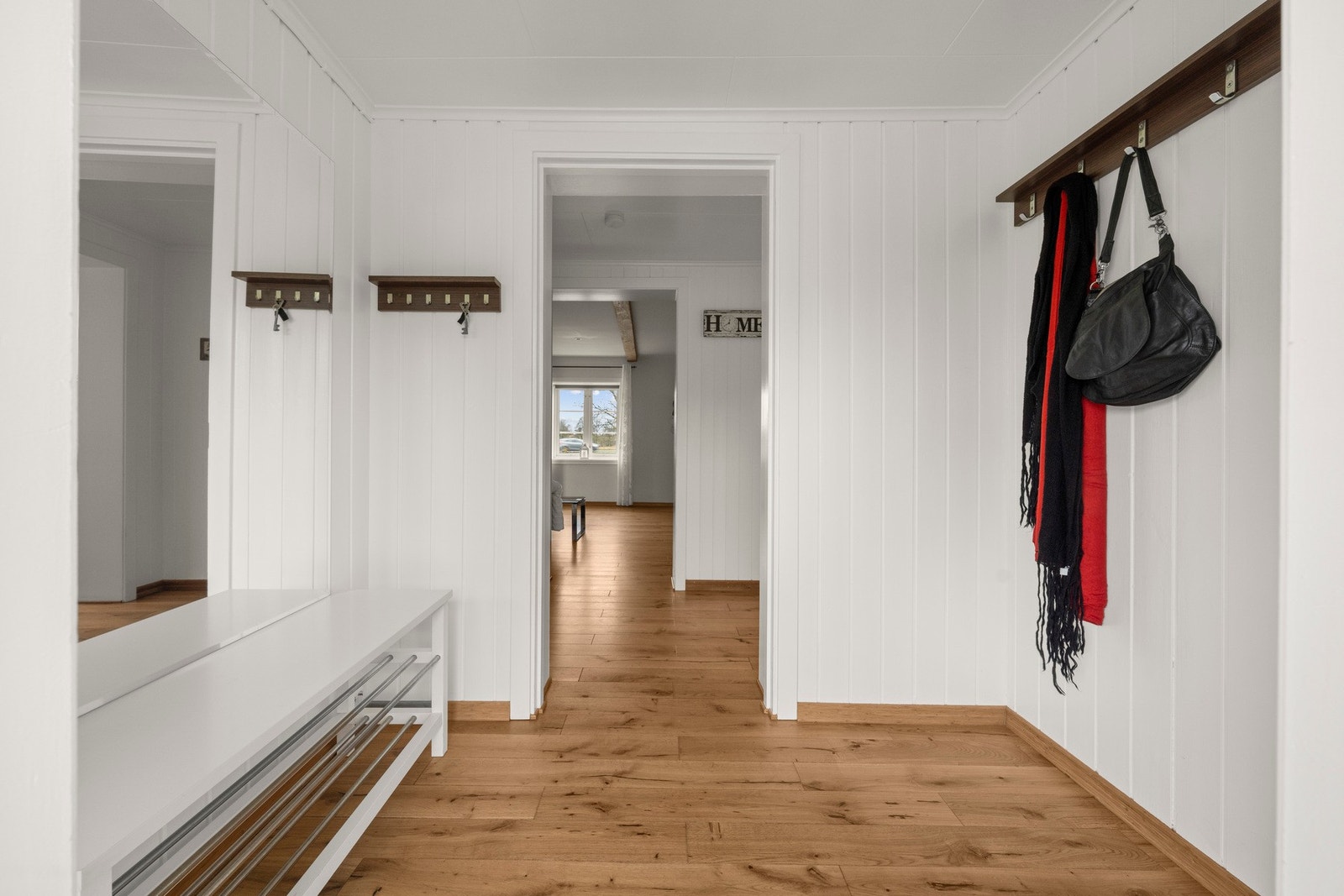 Praktisk entré med gode oppbevaringsmuligheter for sko- og yttertøy Galleribilde