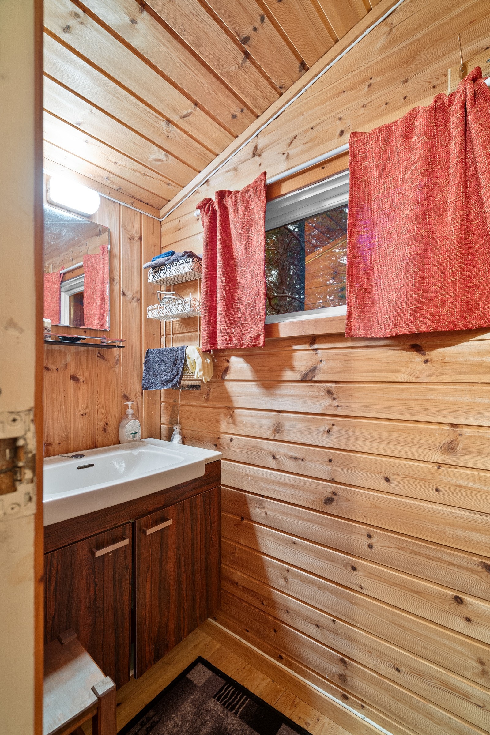 Rom med servant. Det er etablert gråvannsavløp til bakken.