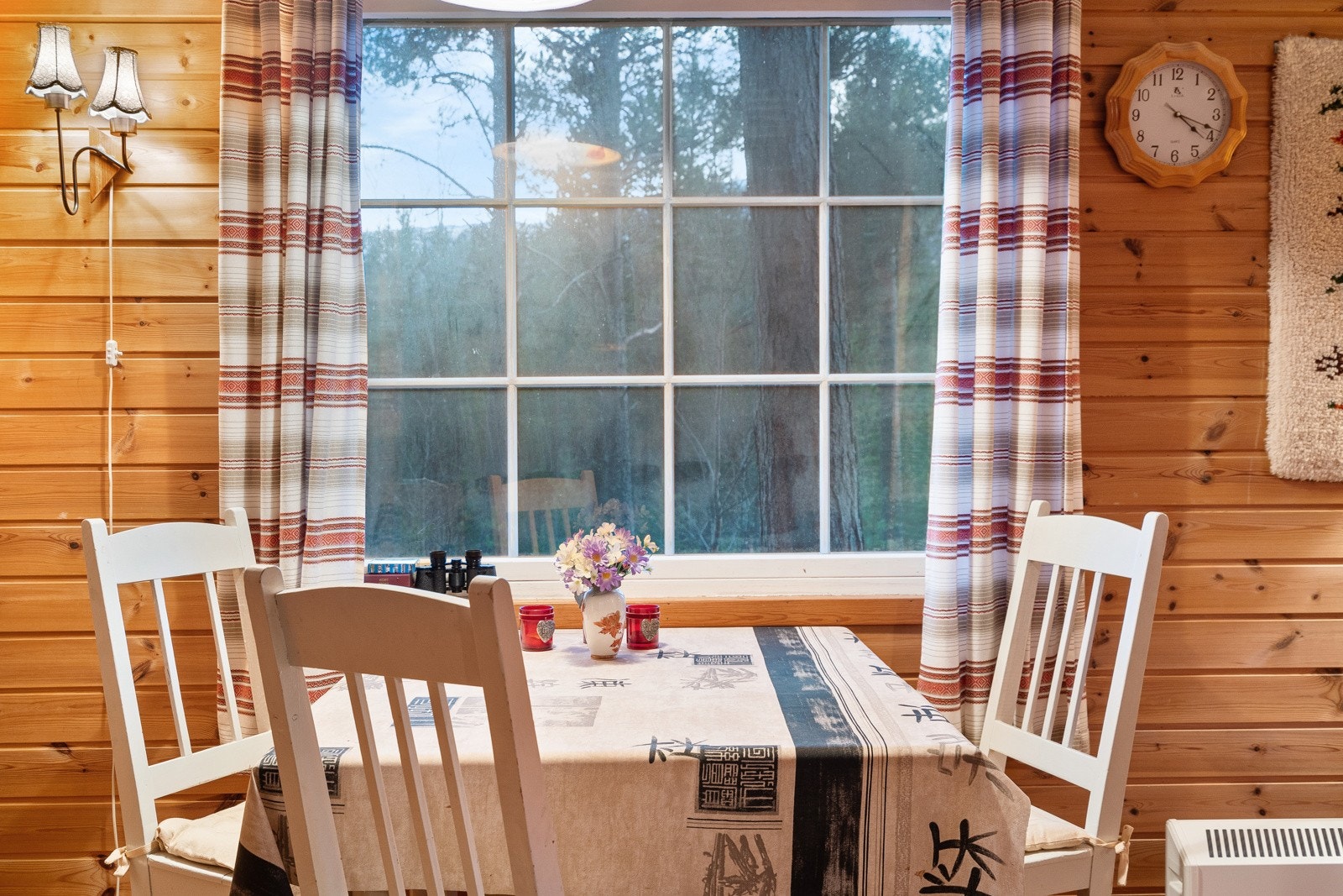 Trivelig spiseplass ved vindu.