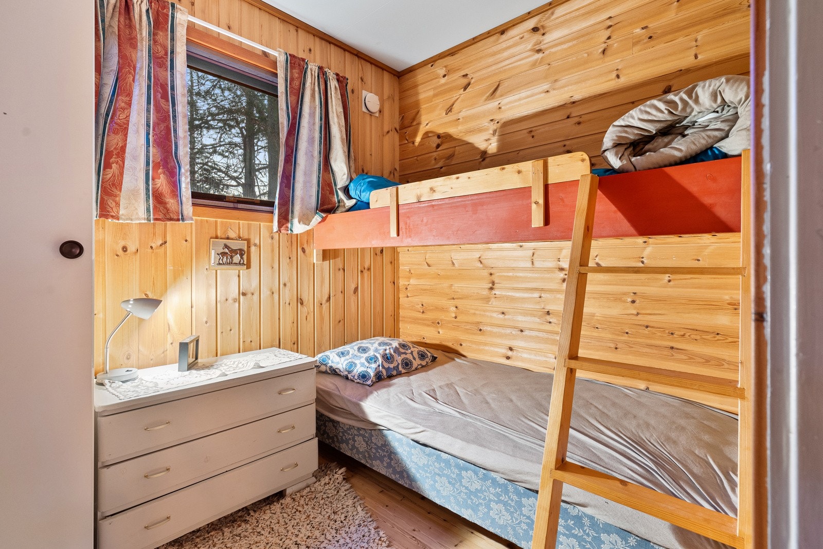 Hytta har to soverom av god størrelse. Innredet med køyeseng.