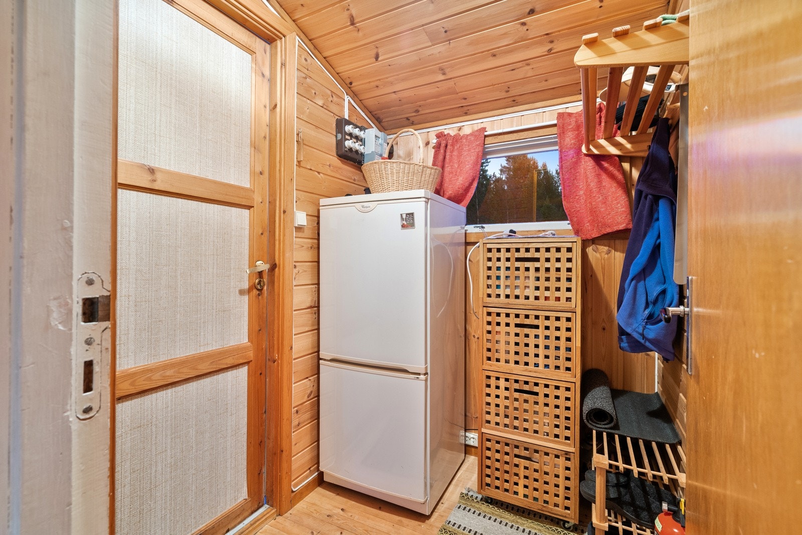 Hytta har innlagt strøm.