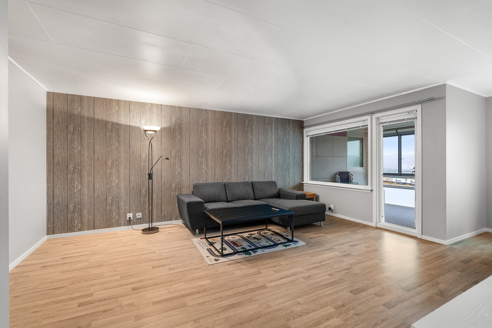 Koselig stue med utgang til innglasset balkong. Galleribilde