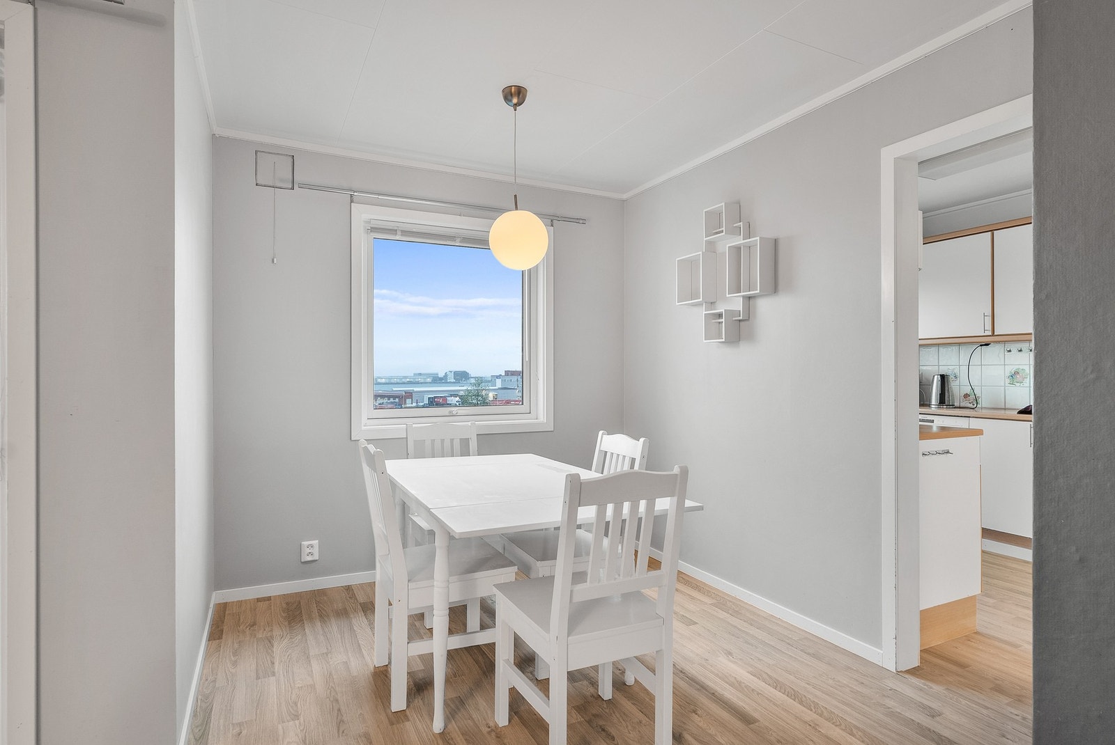 Lys og koselig spisestue i tilknytning til kjøkken. Galleribilde