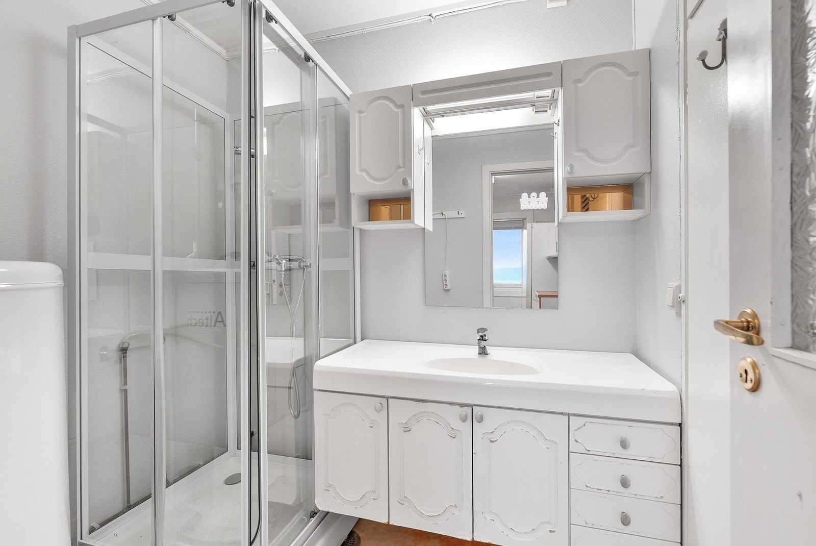 Bad med dusjkabinett, innredning og varmtvannstank. Galleribilde